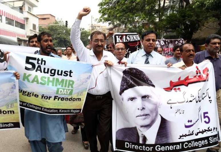 Paquistaneses protestam contra decisão da Índia de remover status especial da Caxemira
