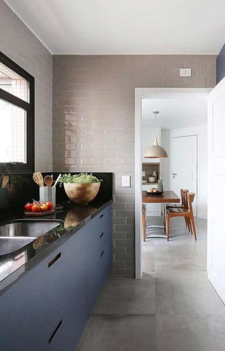 22. Cozinha compacta com armários planejados e bancada feita de granito preto