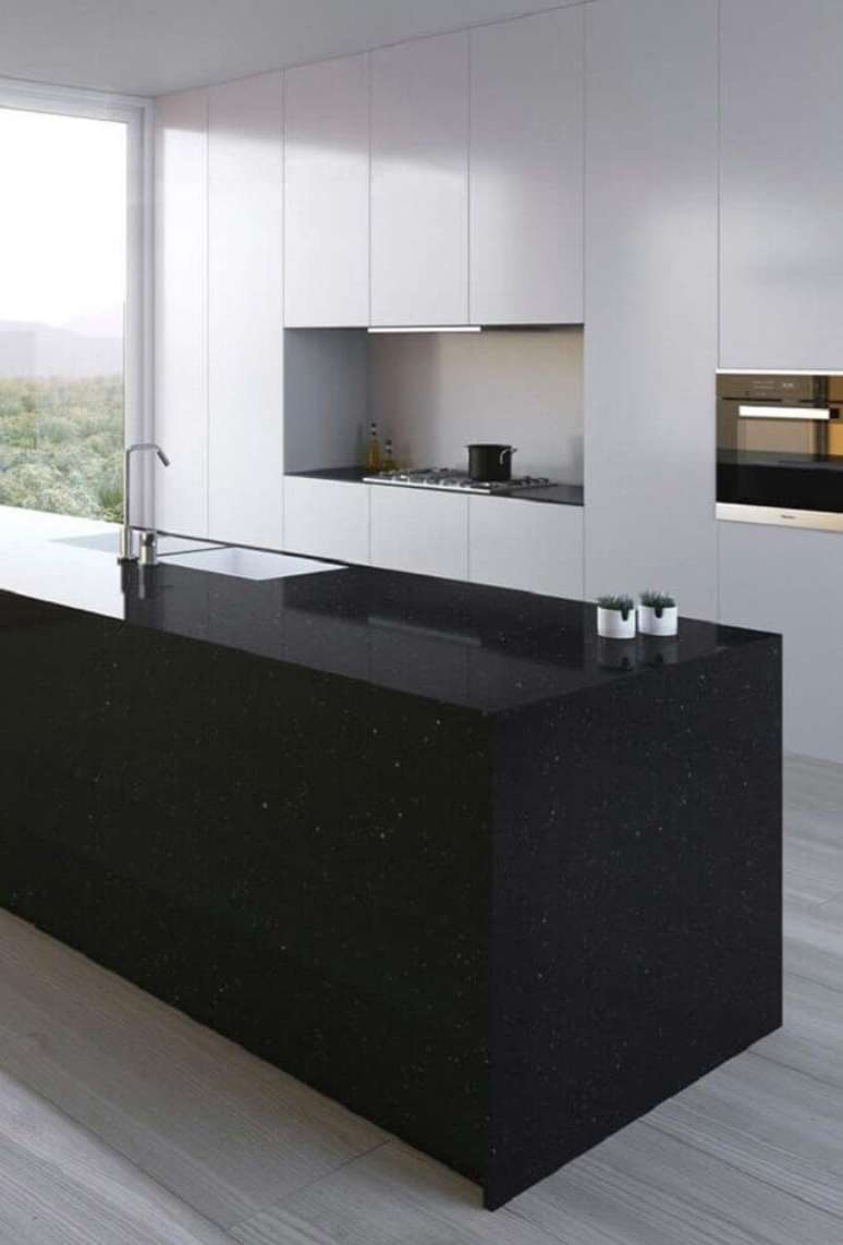 27. Sofisticada e moderna cozinha com armários brancos e ilha feita de granito São Gabriel preto