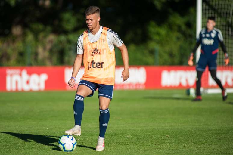 Lucas Fernandes durante o treino do São Paulo Futebol Clube realizado no CT Barra Funda, na Zona Oeste de São Paulo