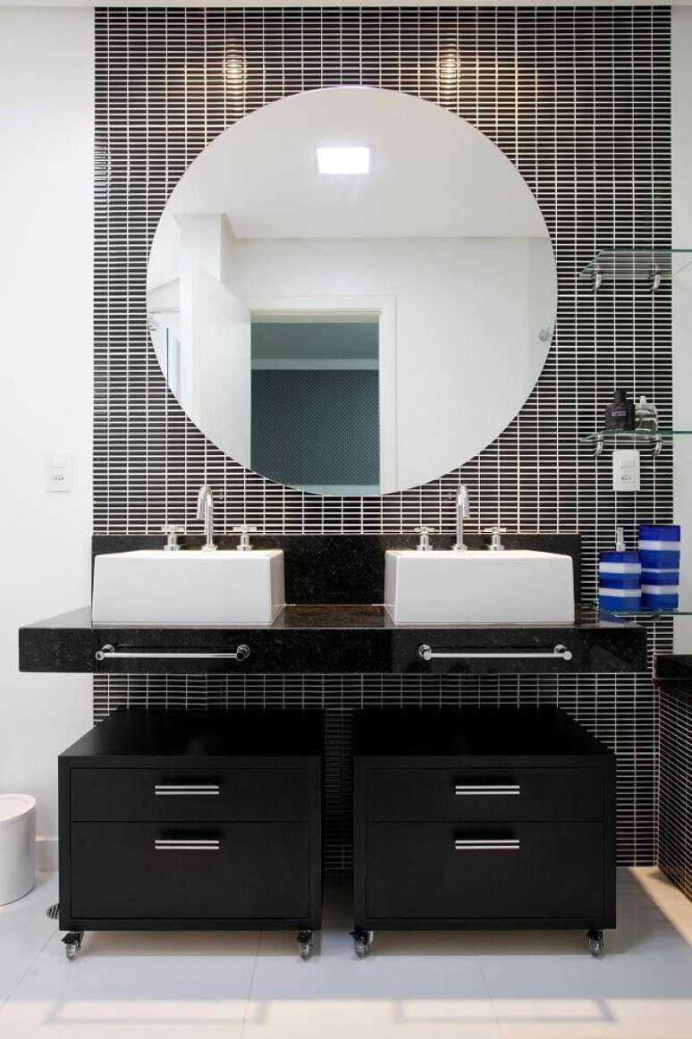 37. Granito preto São Gabriel para banheiro simples decorado