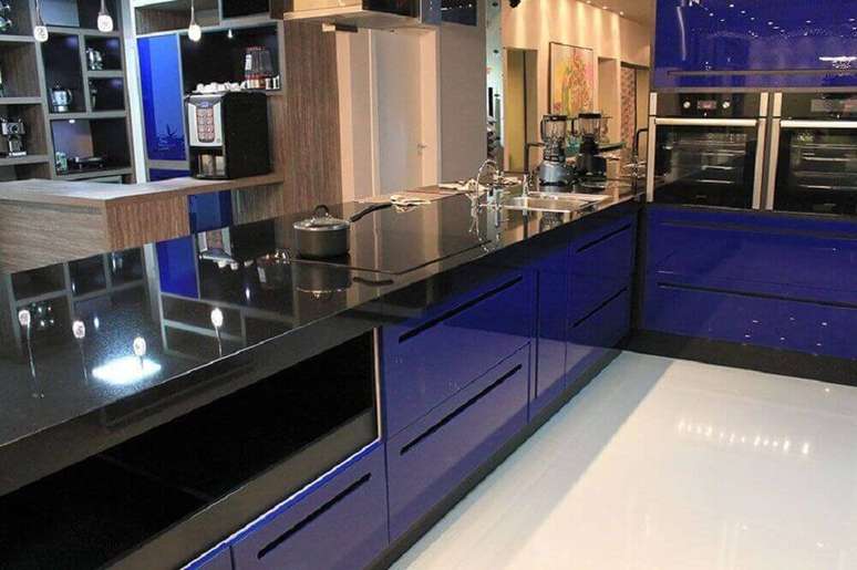 39. Cozinha planejada azul com granito São Gabriel preto para as bancadas