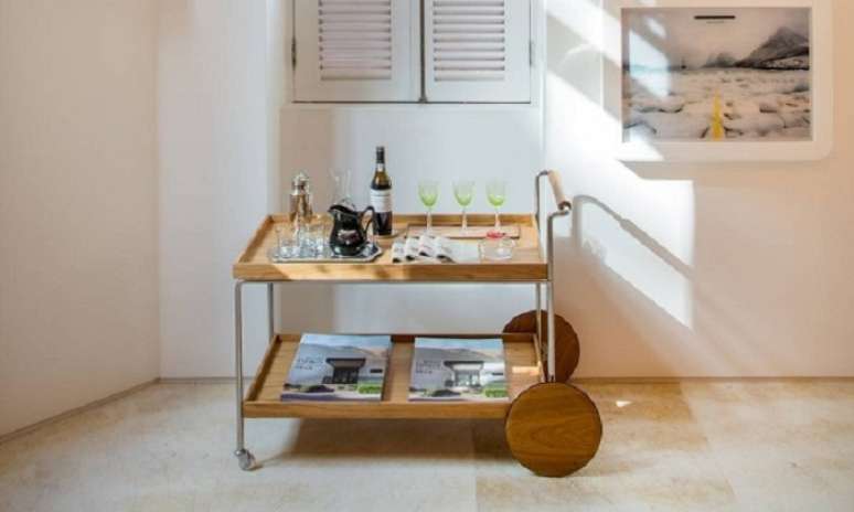 4. Inclua na decora&ccedil;&atilde;o um carrinho para bar de madeira. Fonte: Globo