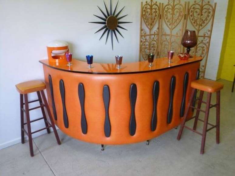 53 . Invista em design retr&ocirc; para o barzinho para sala