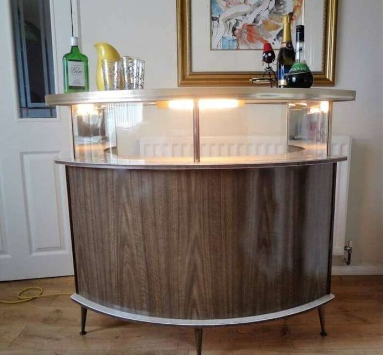 57. Modelo de barzinho para sala retr&ocirc; em formato meia lua.