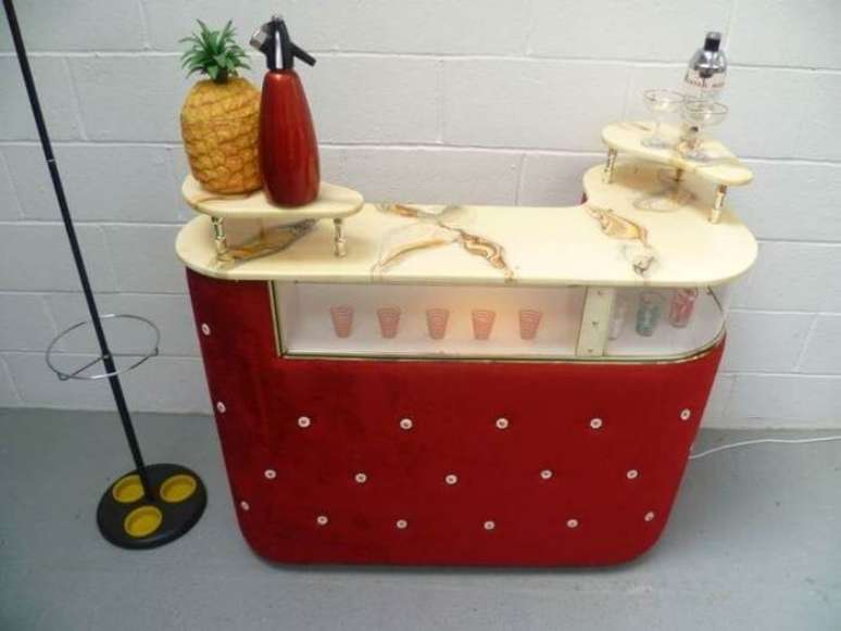 58. Modelo de barzinho para sala retr&ocirc; encanta o ambiente