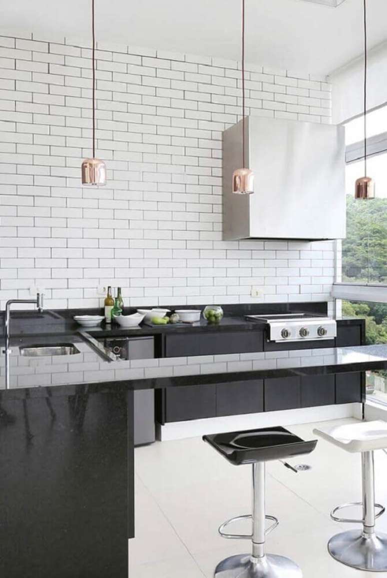 42. Decoração de cozinha moderna com pendentes rose e bancada feita em granito