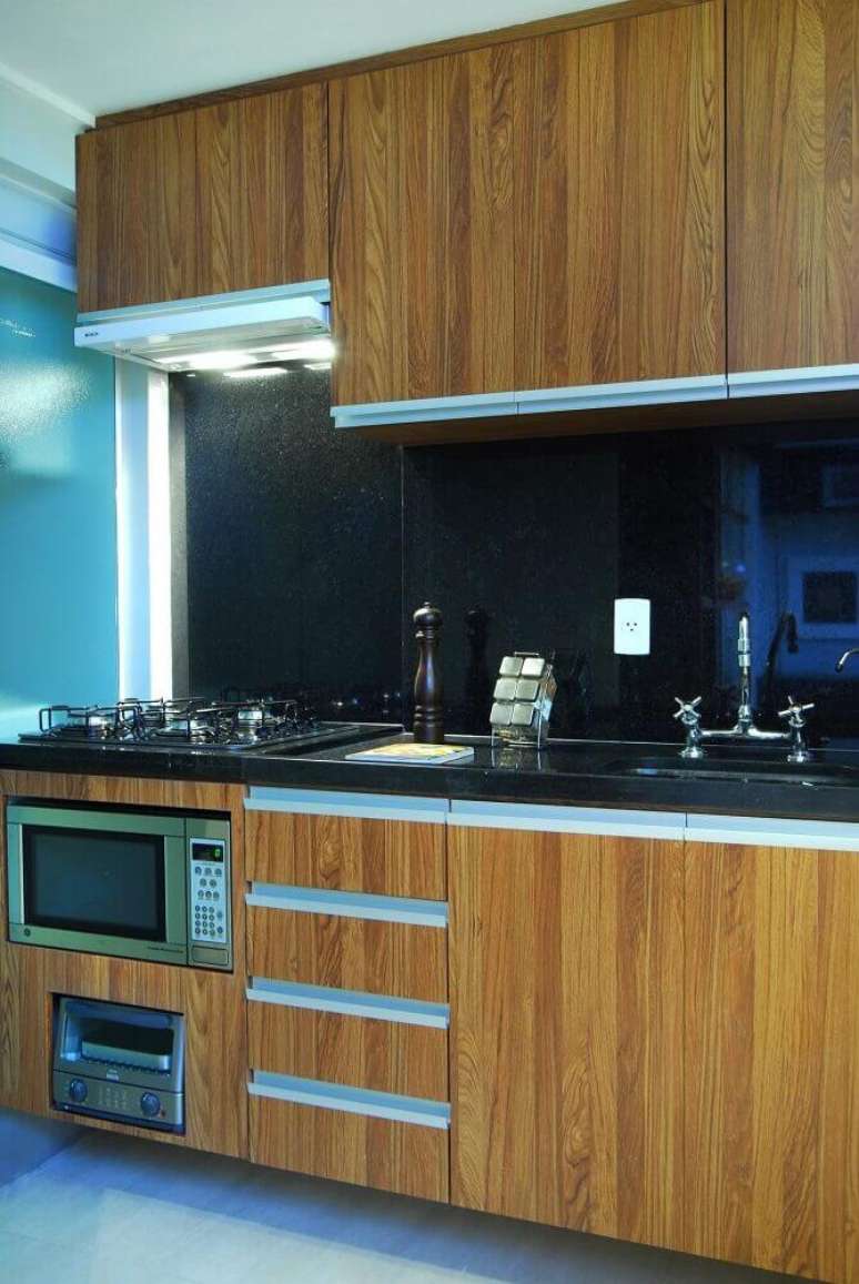 43. Tipos de granito preto para cozinha simples com armário de madeira