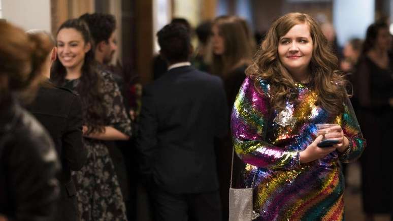 A personagem Annie, de "Shrill", tem um guarda-roupas que se destaca por ser moderno e com estilo