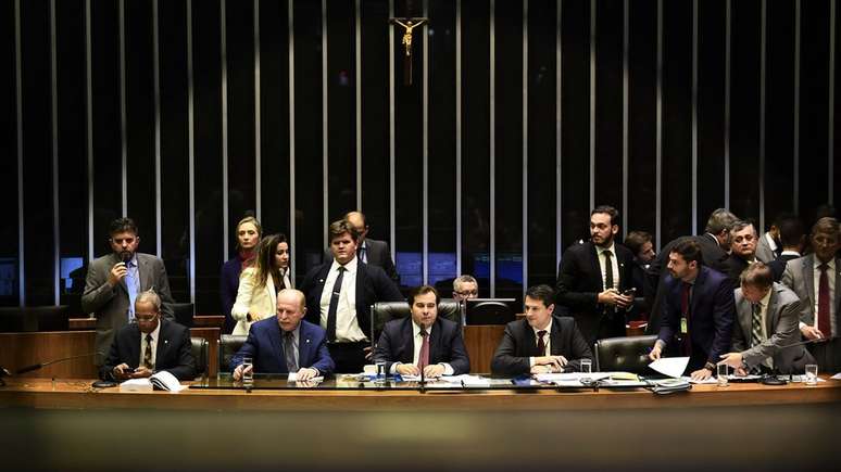 O presidente da Câmara, Rodrigo Maia, aparece em destaque em foto de julho, quando votação sobre reforma foi iniciada; na volta do recesso, o projeto passa por mais uma etapa