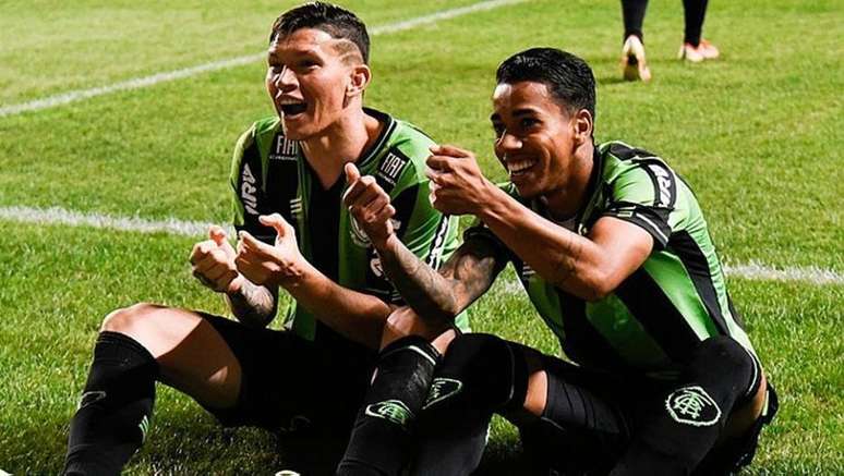 Jogadores do América-MG comemoram gol na vitória sobre o Londrina