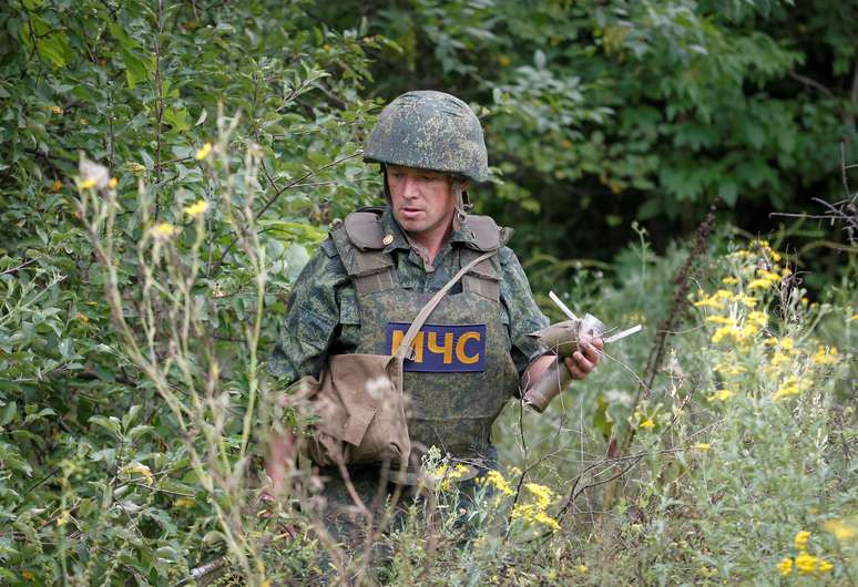 Soldado carrega restos de munição em região separatista ucraniana de Luhansk
02/08/2019
REUTERS/Alexander Ermochenko