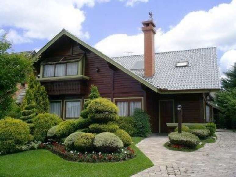 18. Caso tenha espaço, coloque um lindo jardim para combinar com a casa com piso cinza e telhado cinza. A casa cinza é linda!