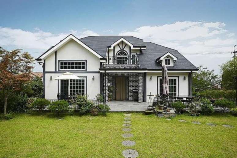 31. A casa cinza com branco é uma forma de apostar no estilo clássico para ter uma linda decoração