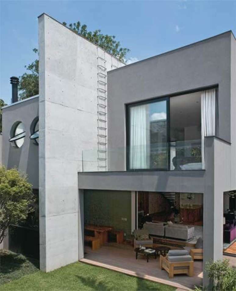 9. A casa cinza é super atemporal e pode ficar ainda mais bonita com grandes janelas de vidro – Por: Pinterest