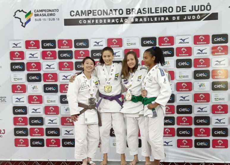 Beatriz Comanche foi campeã na categoria peso-ligeiro, até 44kg, no Campeonato Brasileiro Sub-18 (Foto: Divulgação)