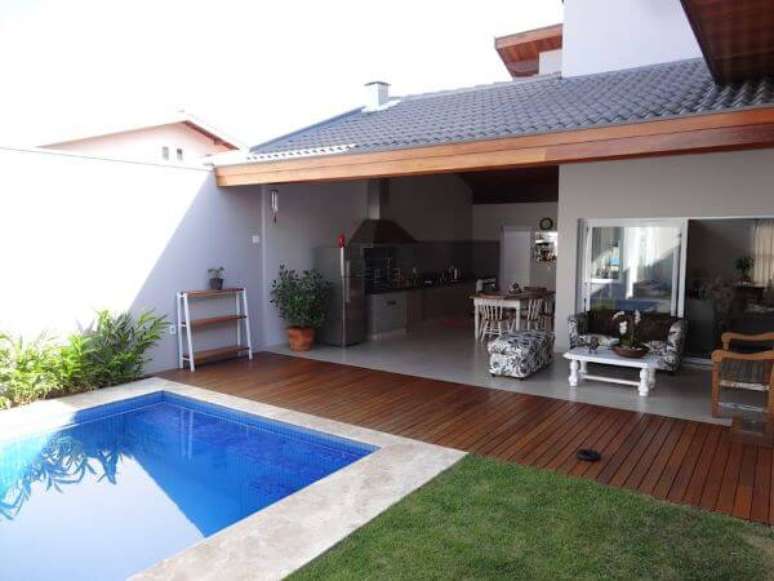 17. Aposte na casa com telhado cinza para destacar sua decoração e destacar a modernidade do ambiente
