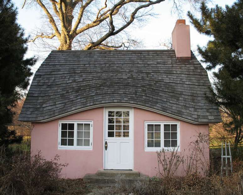 6. Casa com telhado cinza e paredes cor de rosa. Uma casa cinza super delicada!