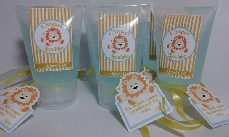 71. &Aacute;lcool em gel com adesivo estampado para lembrancinha de maternidade. Fonte: Pinterest