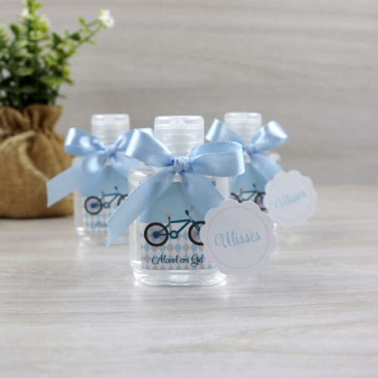 32. &Aacute;lcool em gel como lembrancinha de maternidade. Fonte: Rededots