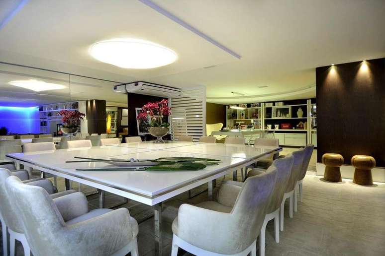 40. Ar condicionado split em sala de jantar promove um conforto necess&aacute;rio. Projeto de Sergio Palmeira