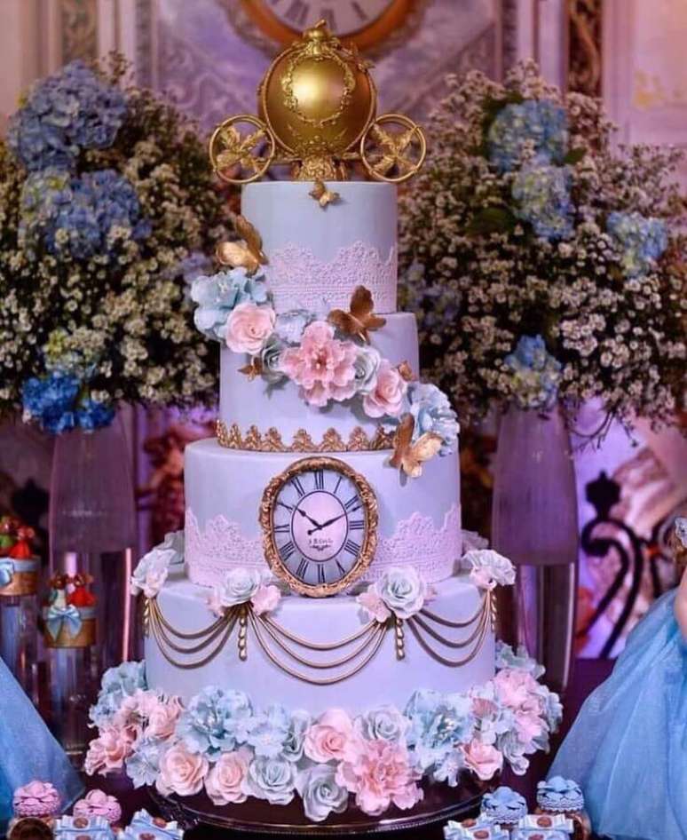 9. É importante lembrar que o tema de aniversário estará em todos os detalhes de festa como esse bolo da Cinderela como temas de aniversário de 15 anos – Foto: Pinterest