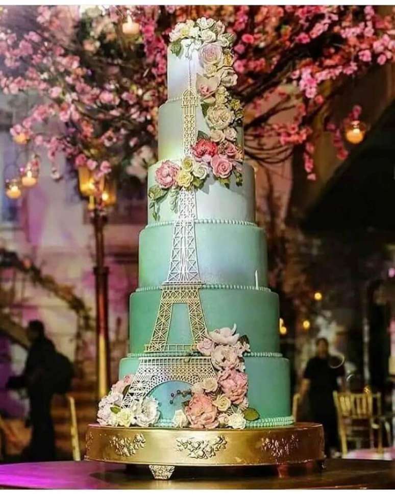 6. Lindo bolo inspirado em Paris como temas para aniversário de 15 anos – Foto: Pinterest