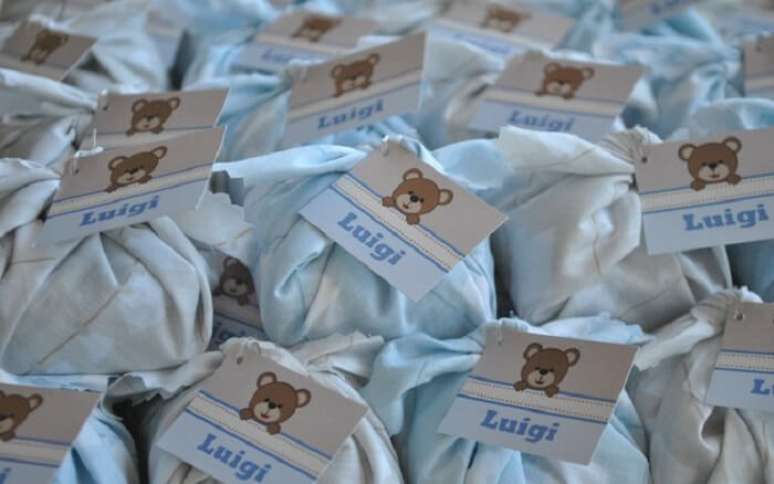 19. Brownie com embalagem e tag personalizada para lembrancinhas de maternidade. Fonte: IG Delas