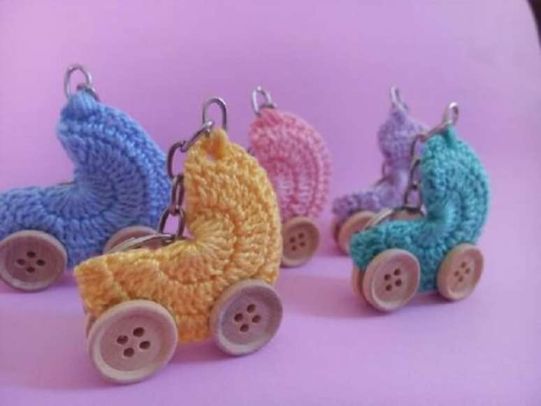 80. Chaveiro de carrinho de bebê em crochê utilizado como lembrancinha de maternidade. Fonte: Pinterest
