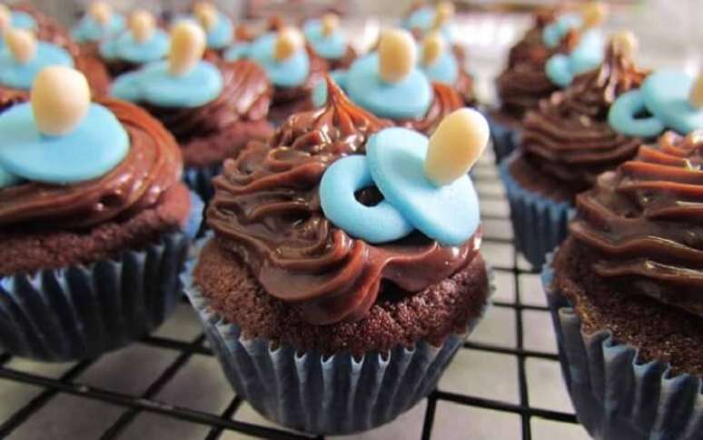 82. Cupcakes com desenho de chupeta serve de lembrancinha de maternidade. Fonte: Pinterest