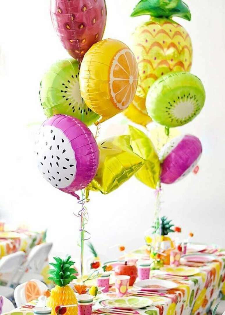 11. Invista em balões bem colorido quando o tema de aniversário adulto for uma festa tropical – Foto: Pinterest