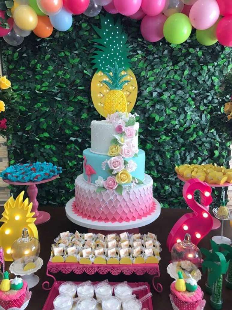 25. Linda decoração com temas para aniversário de 15 anos com festa tropical – Foto: Pinterest