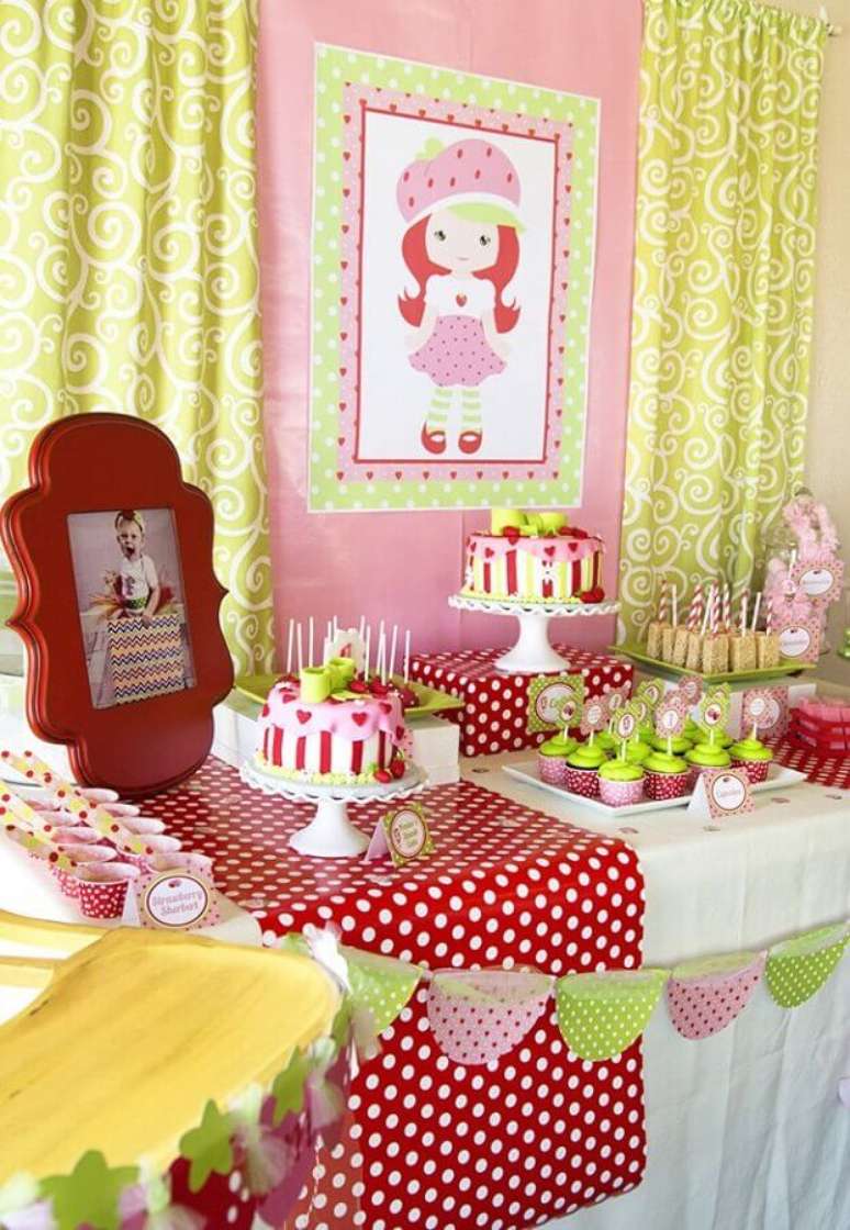 28. Linda decoração com tema de aniversário de menina com festa da Moranguinho – Foto: Webcomunica