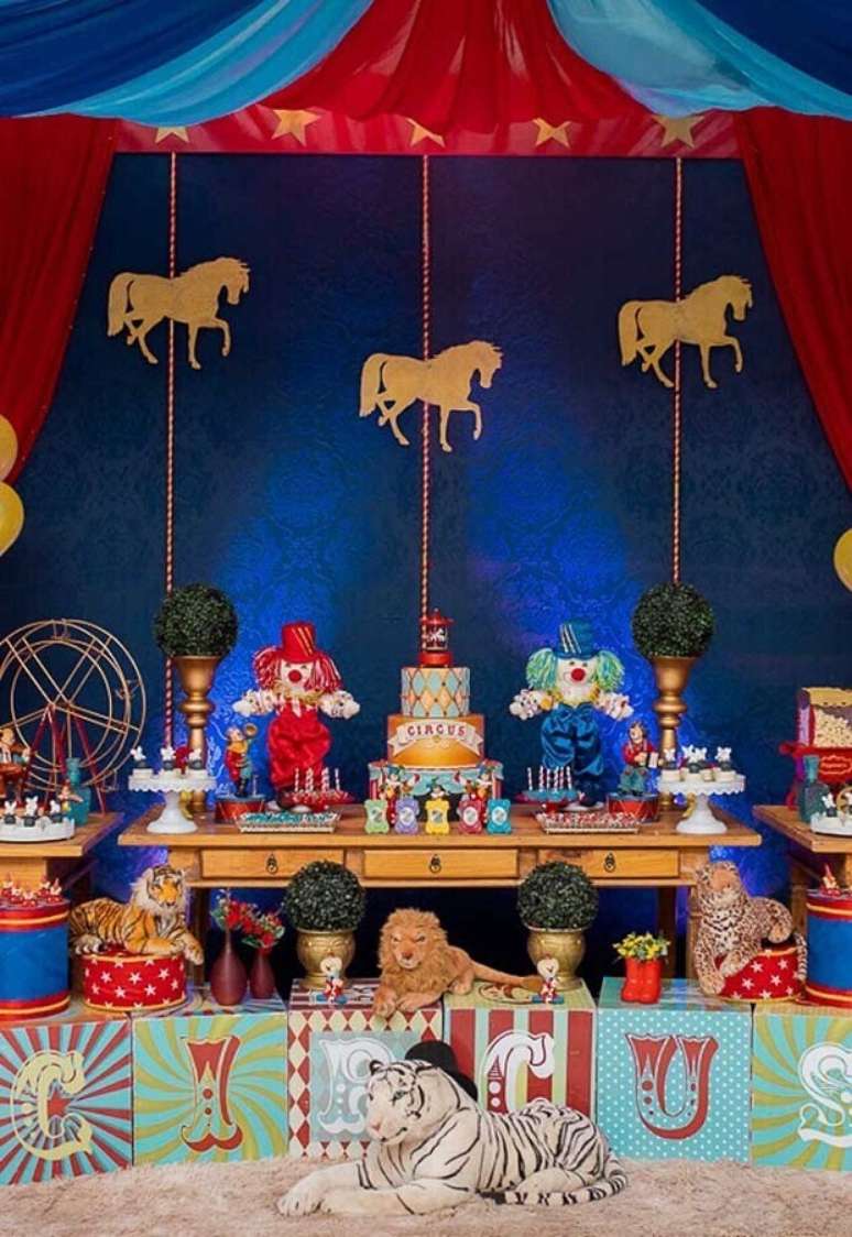 29. Um dos temas de festa de aniversário que rendem lindas decorações é a Festa Circo – Foto: Wood Save