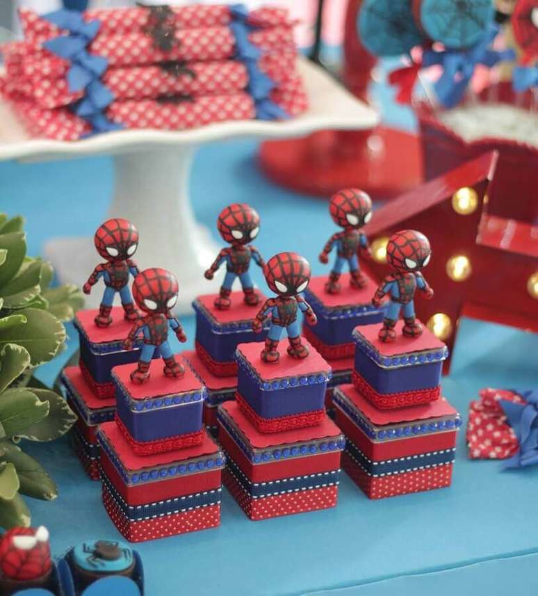 40. Detalhes para decoração festa do Homem Aranha como tema de aniversário para menino – Foto: Dona Caramella