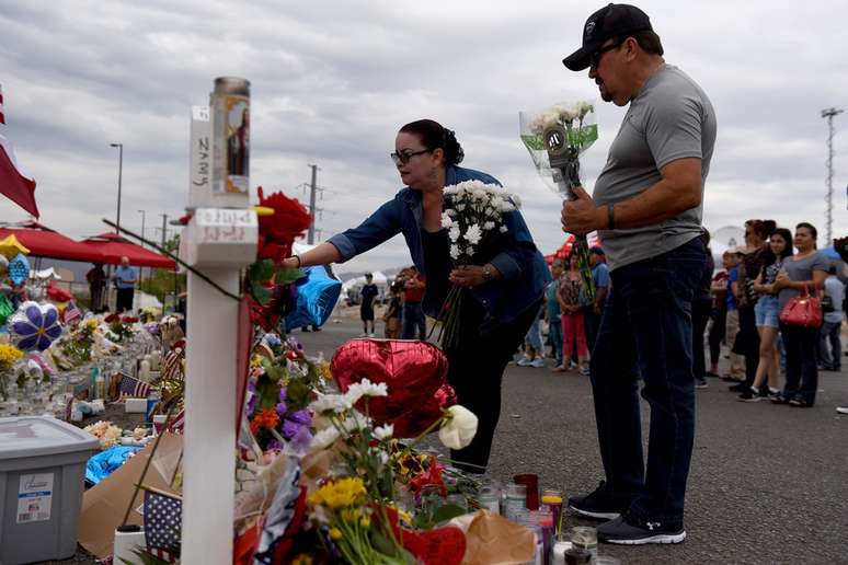 Pessoas prestam homenagens após ataque em El Paso, no Texas, Estados Unidos