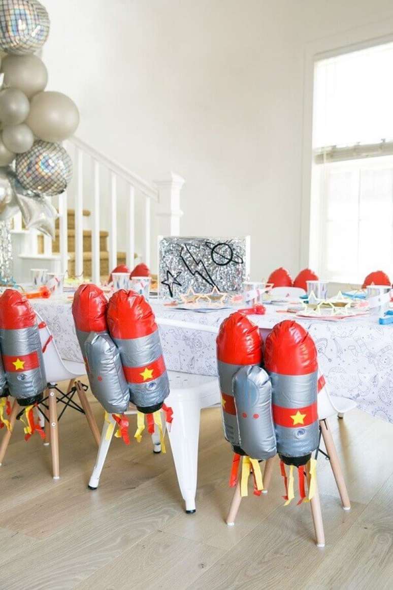 50. Foguetes e naves espaciais são super divertidas quando usadas como temas de festa de aniversário – Foto: Lápis de mãe