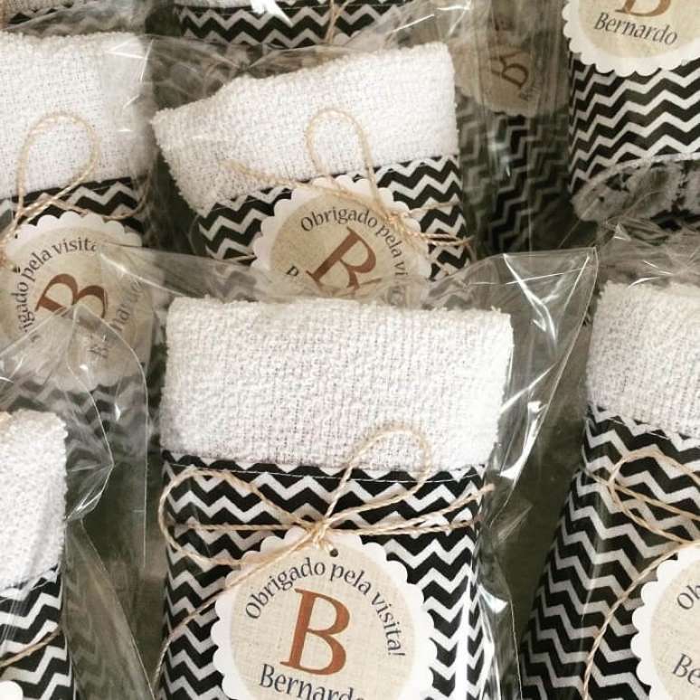 38. Invista em toalhas bordadas como lembrancinha de maternidade. Fonte: Fabiana Guarnieri