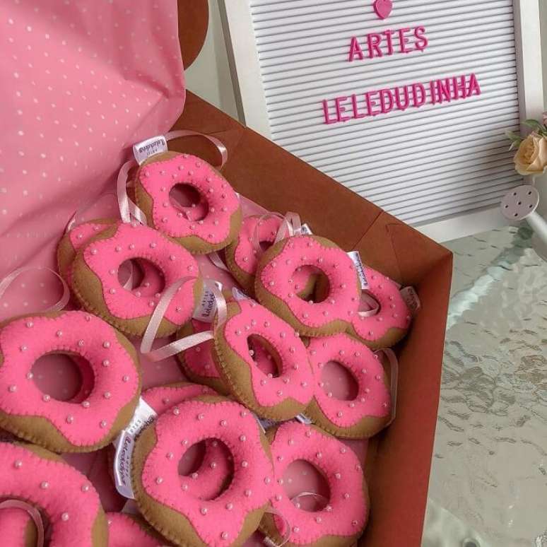 39. Invista na criatividade com lembrancinha de maternidade em feltro com formato de rosquinha. Fonte: Artes Leledudinha