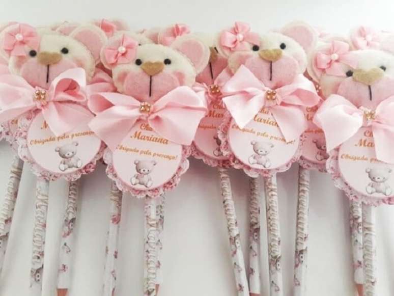 22. L&aacute;pis personalizado como lembrancinha de maternidade. Fonte: Mercado Livre