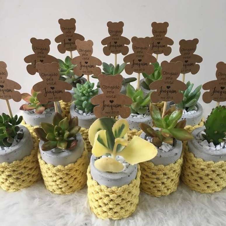 40. Suporte de croch&ecirc; com suculentas para lembrancinha de maternidade. Fonte: OH, My Concrete!