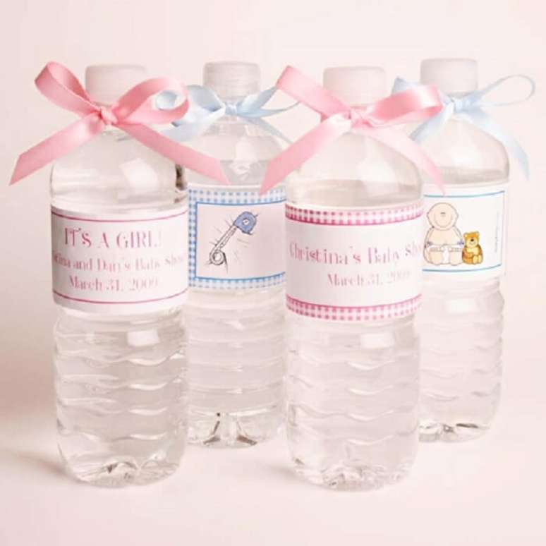 9. Lembrancinha de maternidade barata feita com garrafa de água e rótulo personalizado. Fonte: Pinterest