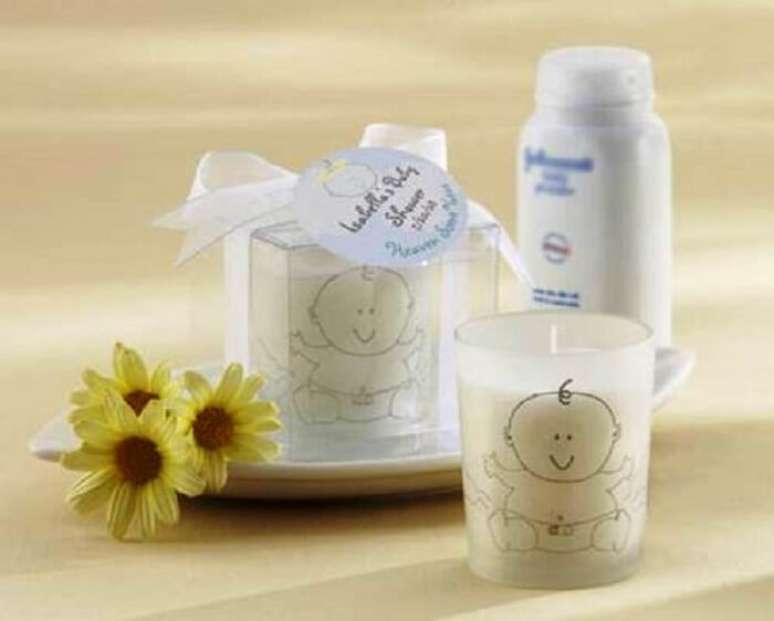 41. Lembrancinha de maternidade barata feita com vela. Fonte: Pinterest