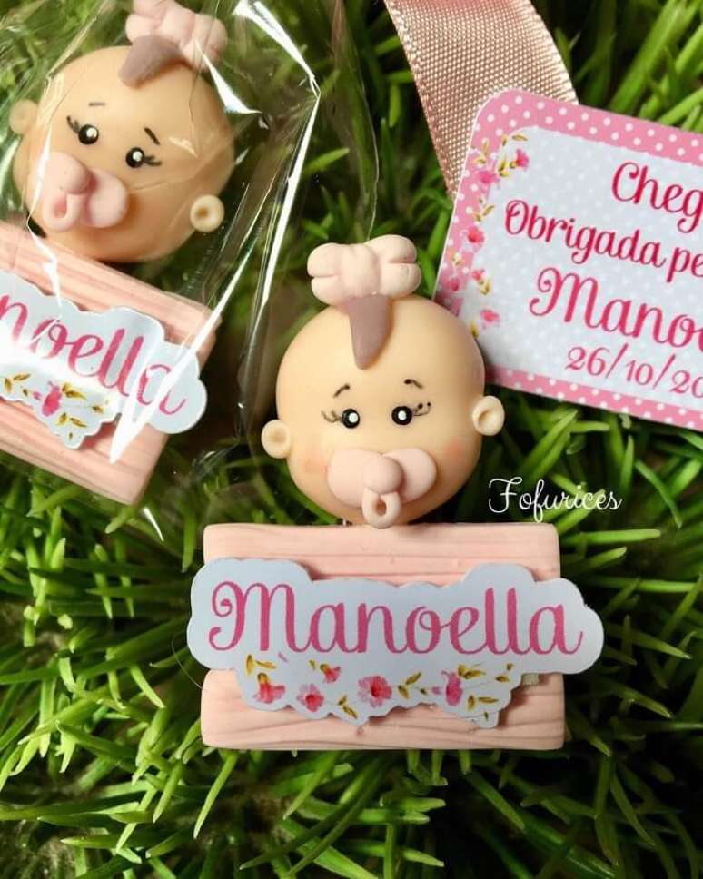 42. Lembrancinha de maternidade de biscuit em formato de beb&ecirc;. Fonte: Fofurices