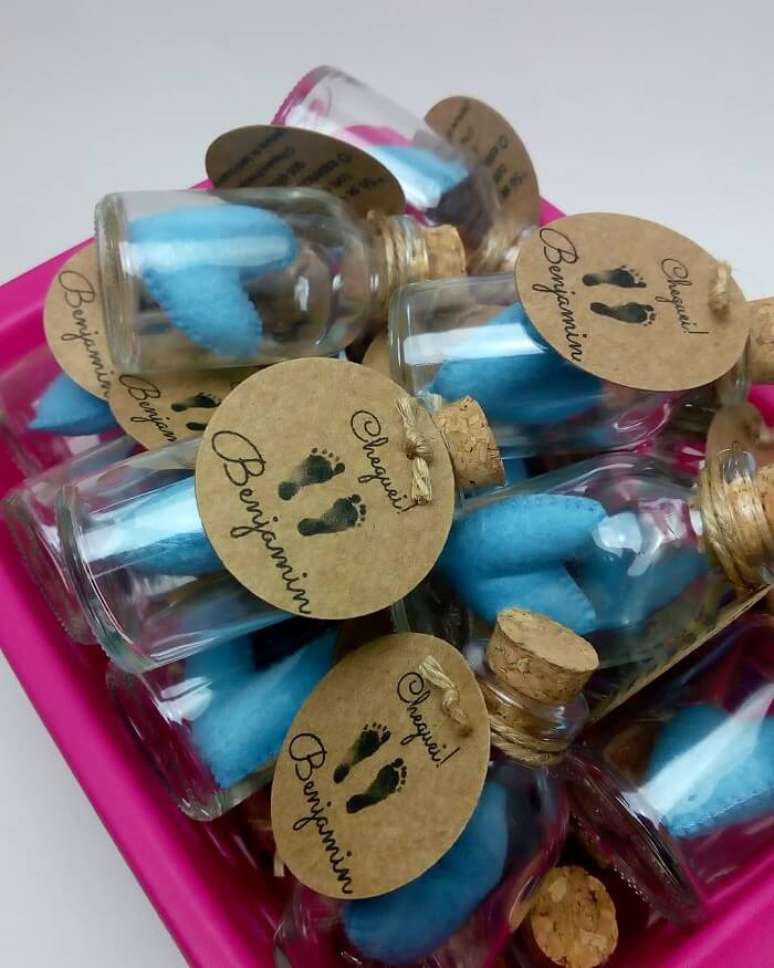 44. Lembrancinha de maternidade diferente com cora&ccedil;&atilde;o azul e garrafinha personalizada. Fonte: Ateli&ecirc; MP Origami