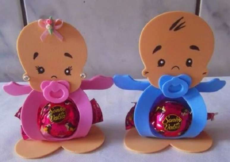 6. Lembrancinha de maternidade em eva 3D com encaixe para bombom. Fonte: Espa&ccedil;o Educar