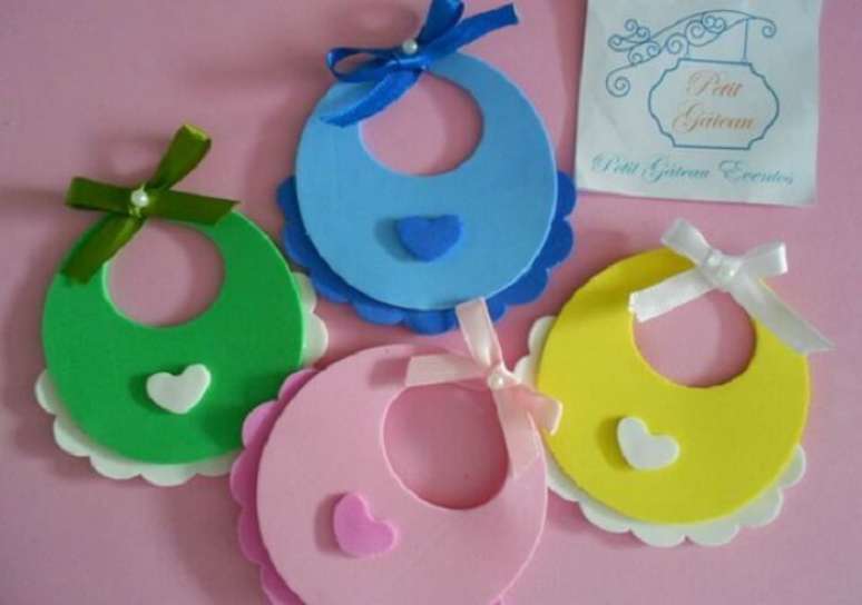 47. Lembrancinhas de maternidade em eva em formato de babador com cores variadas. Fonte: Elo7