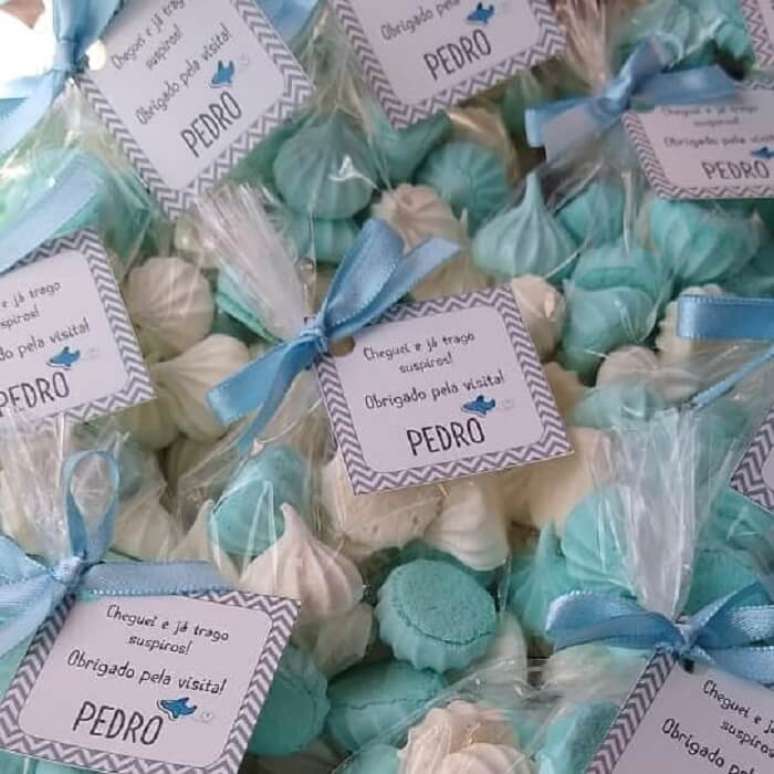 10. Lembrancinha de maternidade f&aacute;cil de fazer com suspiros. Fonte: Gostosuras Priscila Williams