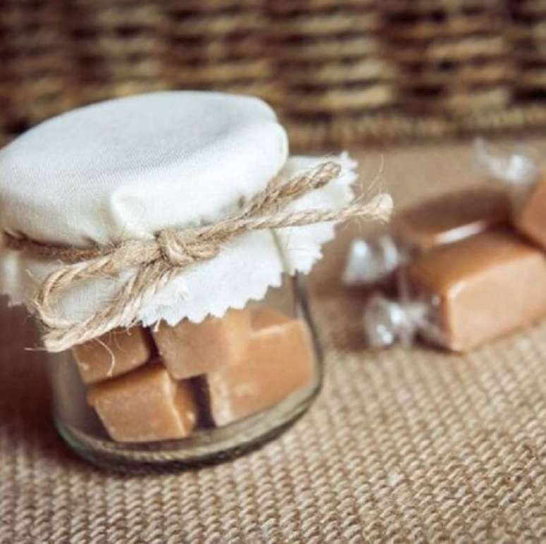 51. Lembrancinha de maternidade feita com doce de leite no pote. Fonte: Pinterest