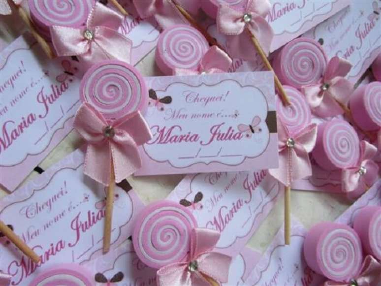 84. Lembrancinha de maternidade feita com pirulito de EVA. Fonte: Gesta&ccedil;&atilde;o Beb&ecirc;